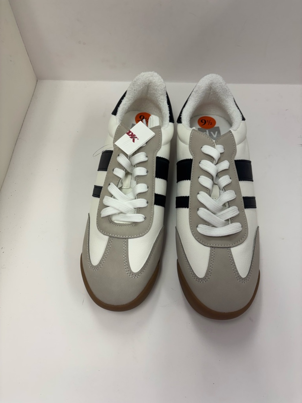 DOLCE VITA SNEAKER SHOE SIZE WOMEN 9.5  CREAM W /BLACK & TAN ACCENTS NWT